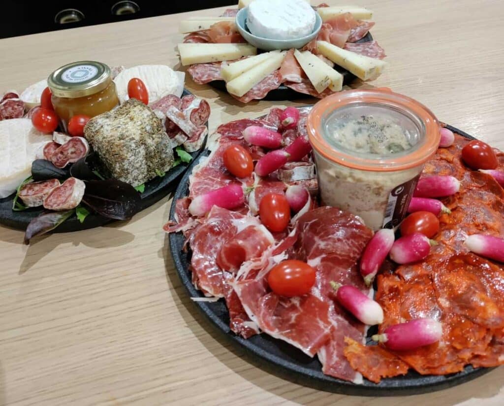 Plateau-charcuterie-iberique-et-fromage